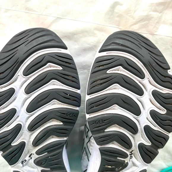 ASICS Gel Cumulus 23 White Gray Running Sneakers SZ 10.5 Worn 1X Indoors - Picture 9 of 14